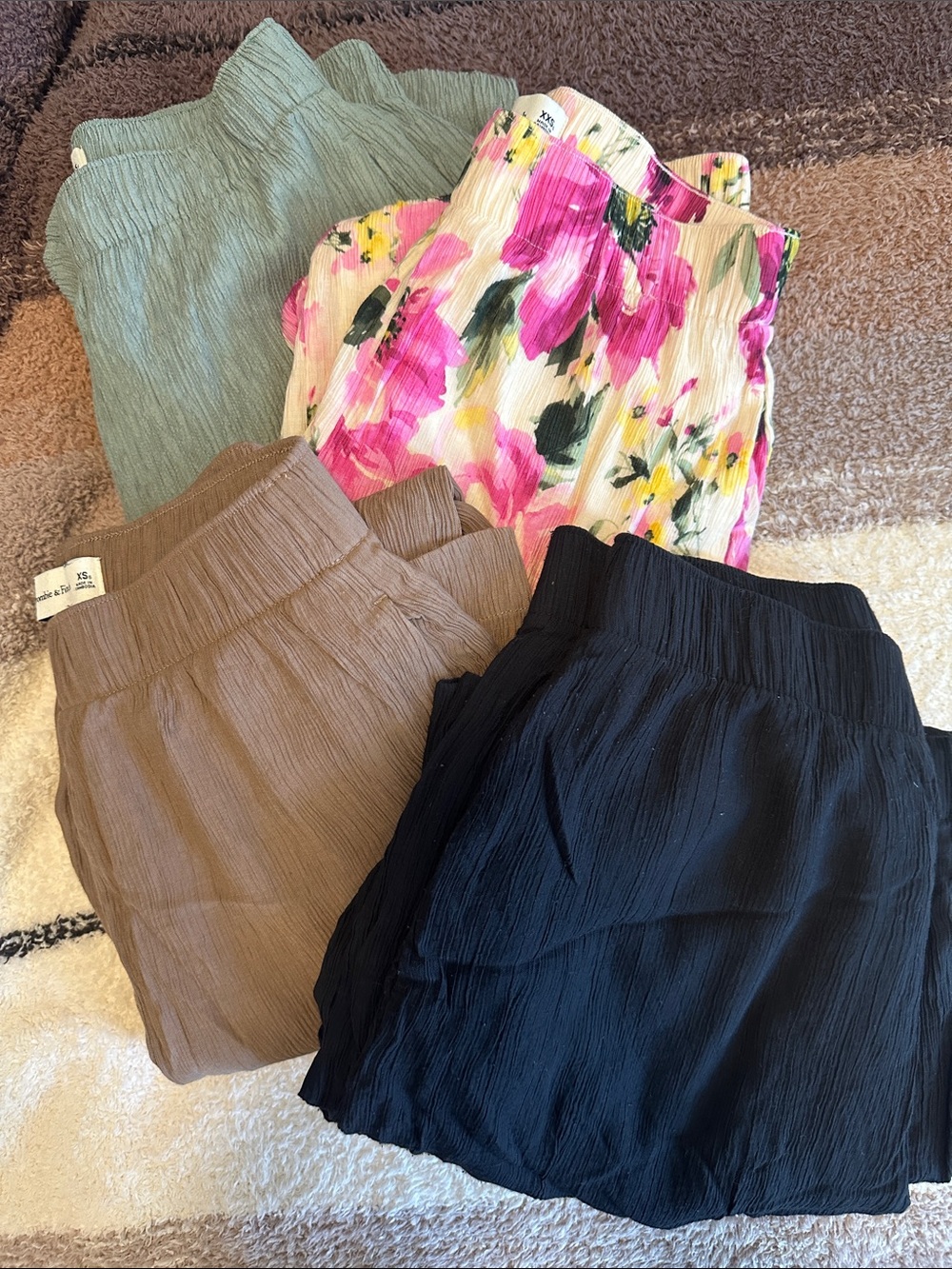 4 pairs Abercrombie pull on textured crinkle pants XS XXS short petite